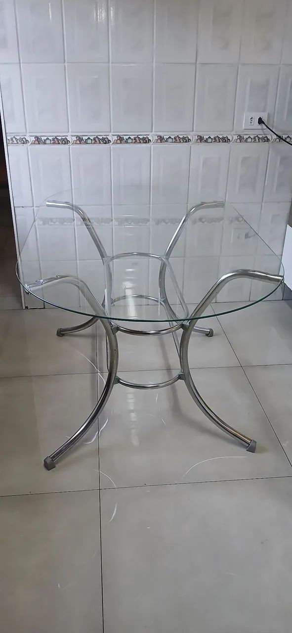 Mesa oval de vidro e cadeiras