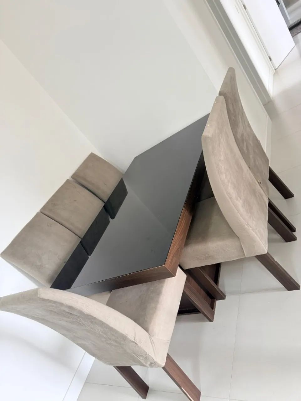 Mesa de jantar e cadeiras
