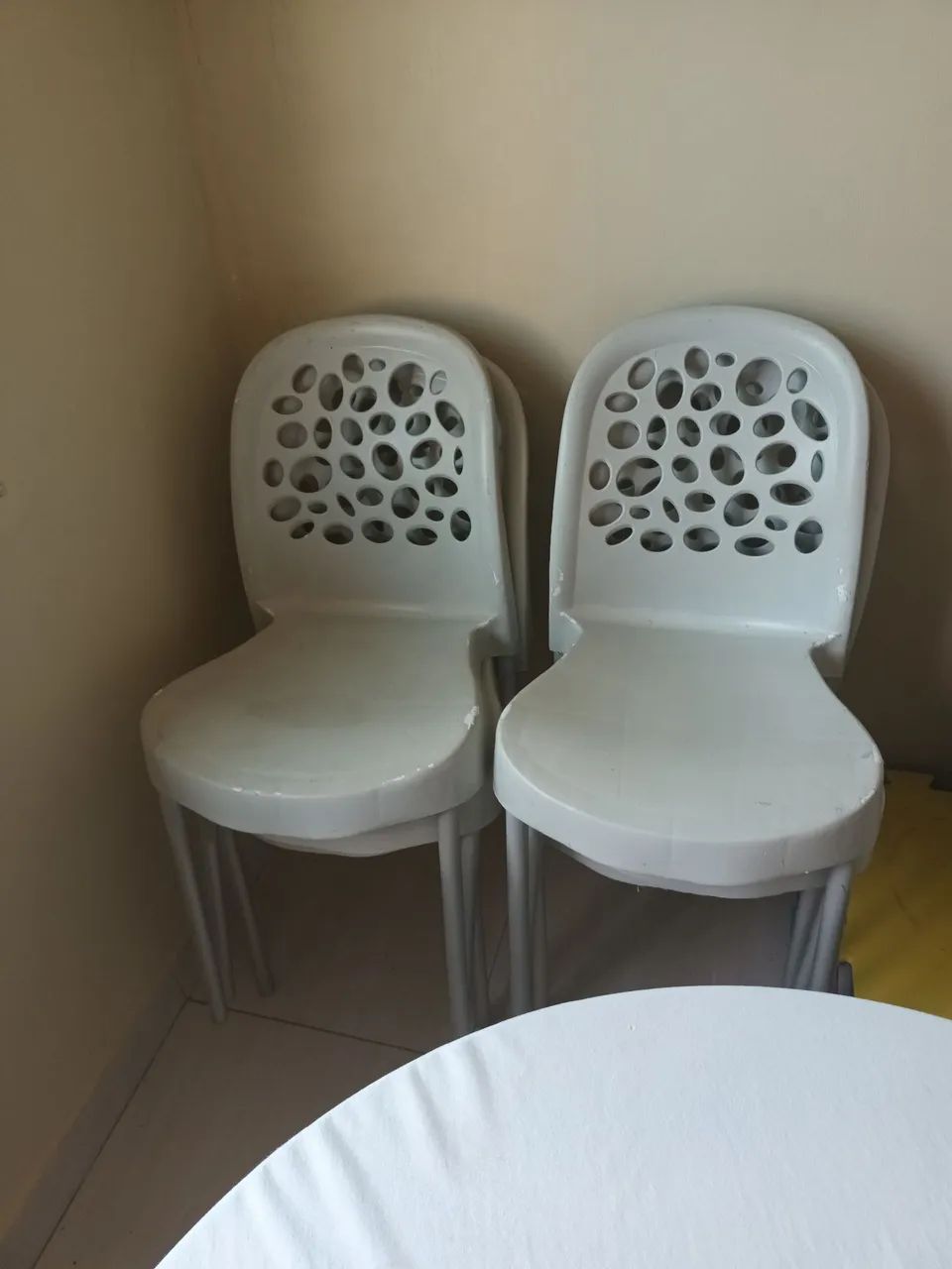 Kit de Cadeiras de Plástico 