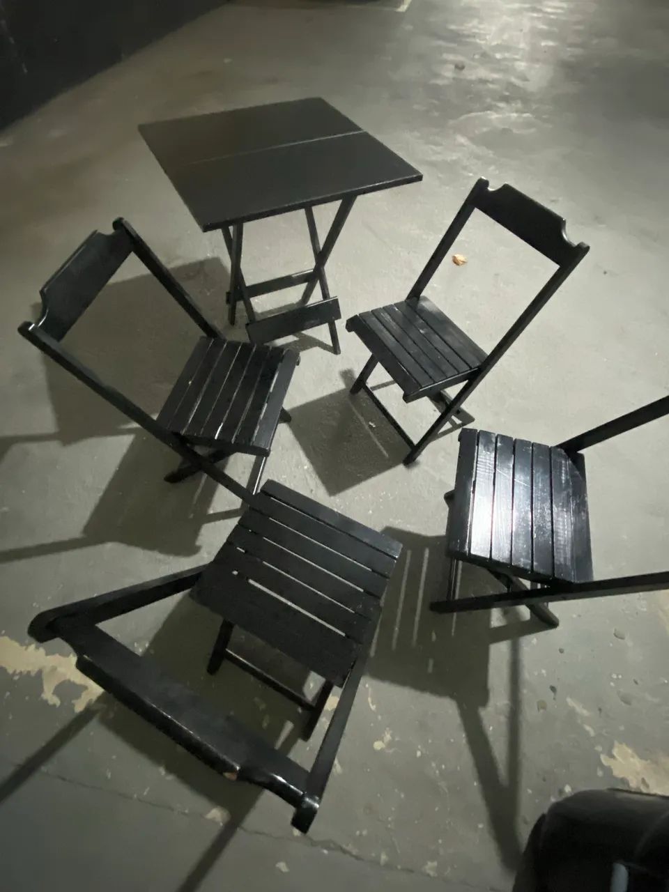 Vendo Conjunto de mesa com 4 cadeiras