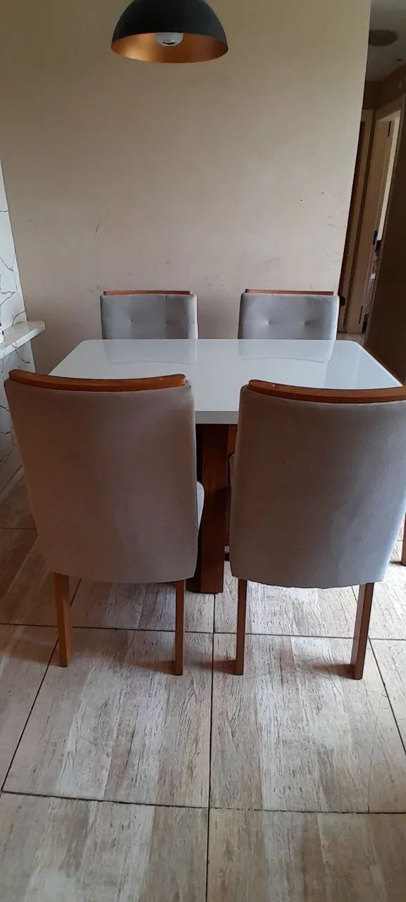 Conjunto de mesa com 4 cadeiras 