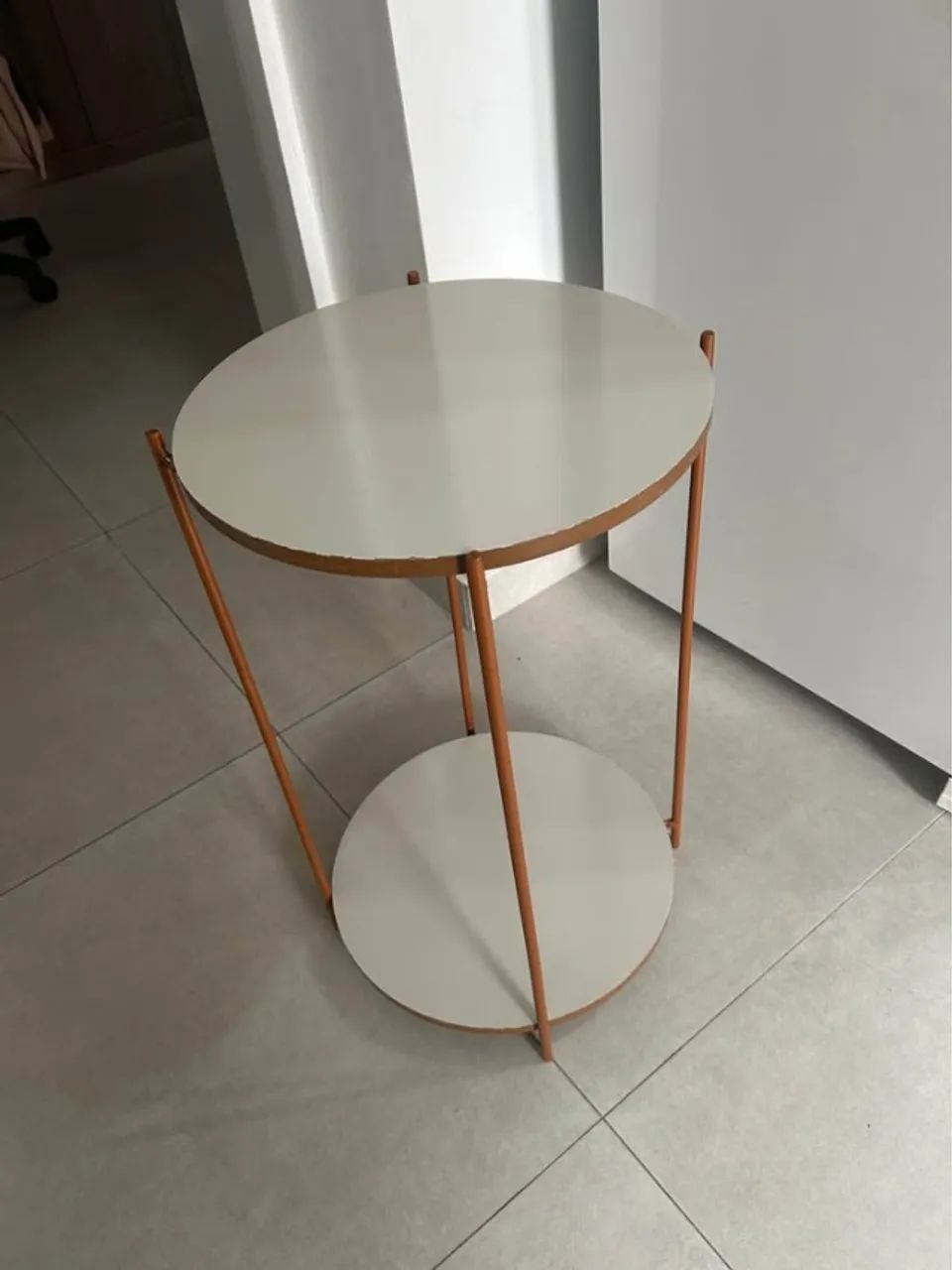 Mesa Apoio Lateral off white e Pés Ferro Bronze
