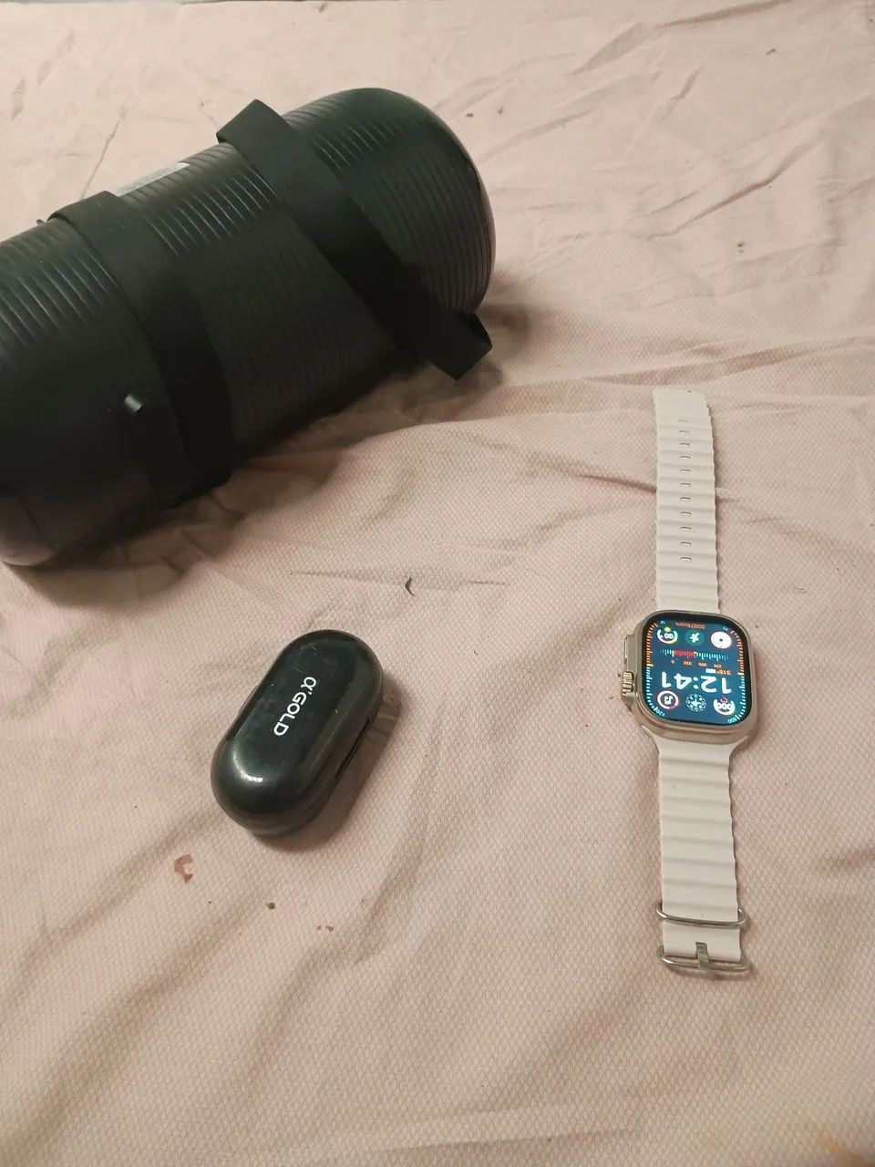 Um relógio um fone e um sonzinho