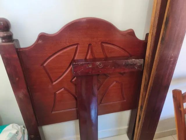 Vende-se cama de solteiro de madeira.