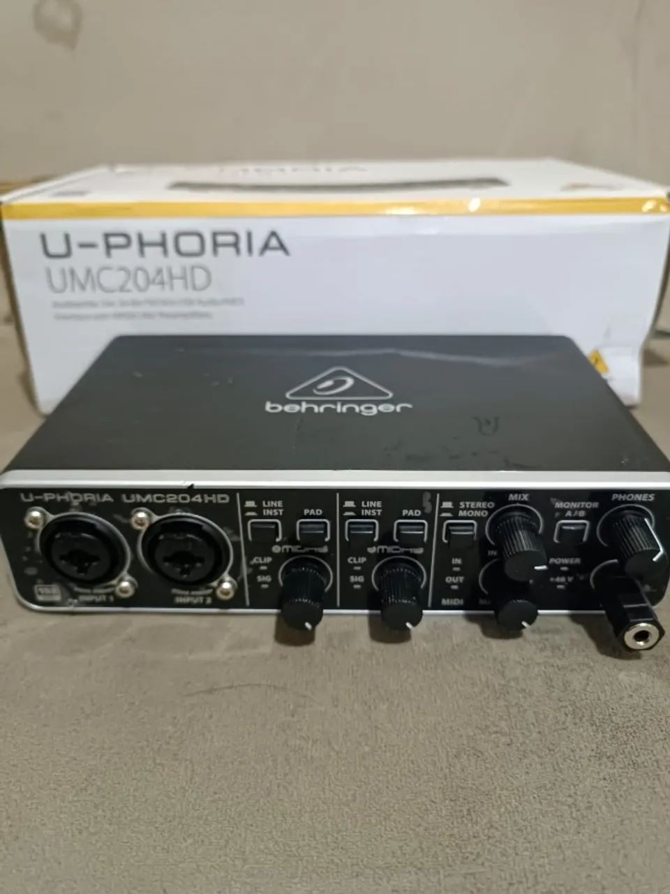 Interface De Áudio Behringer U-phoria Umc204hd