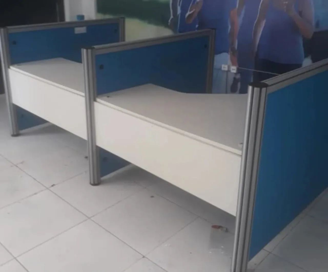 Duas mesas de atendimento