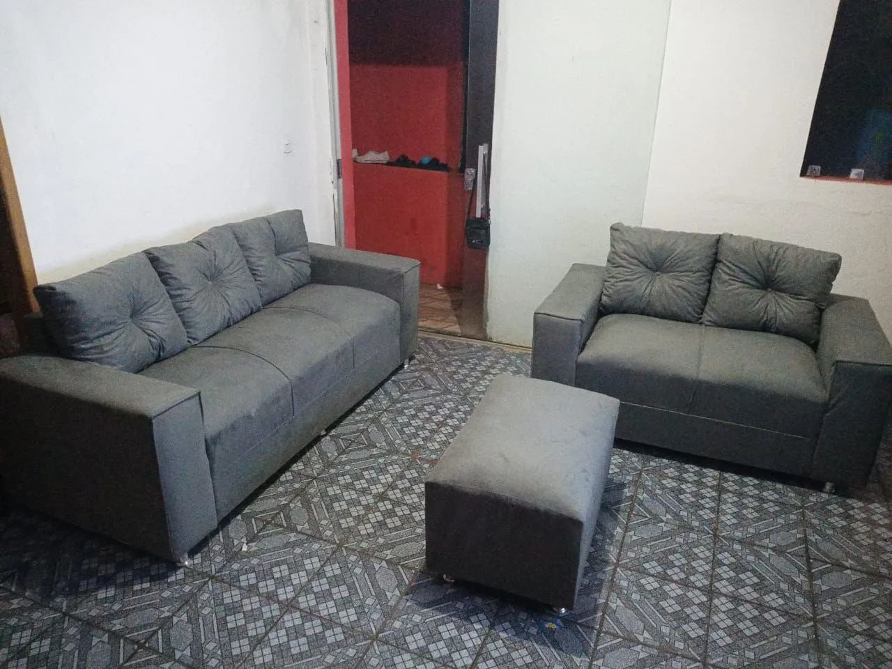 Conjunto de sofá 3/2 lugares, com puff - novo embalado