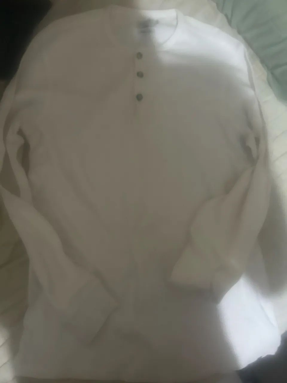 camiseta henley manga longa, branca. Nova. - Foto 3