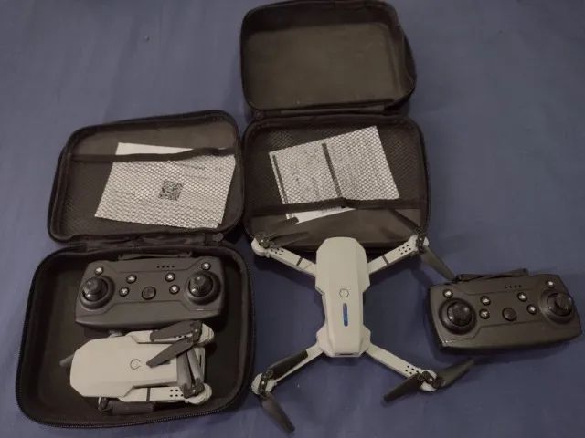 Lote 2 Drones Dobráveis Recreativos + Controles e Cases de Transporte