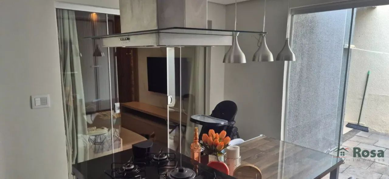 Casa térrea em condomínio fechado de esquina!