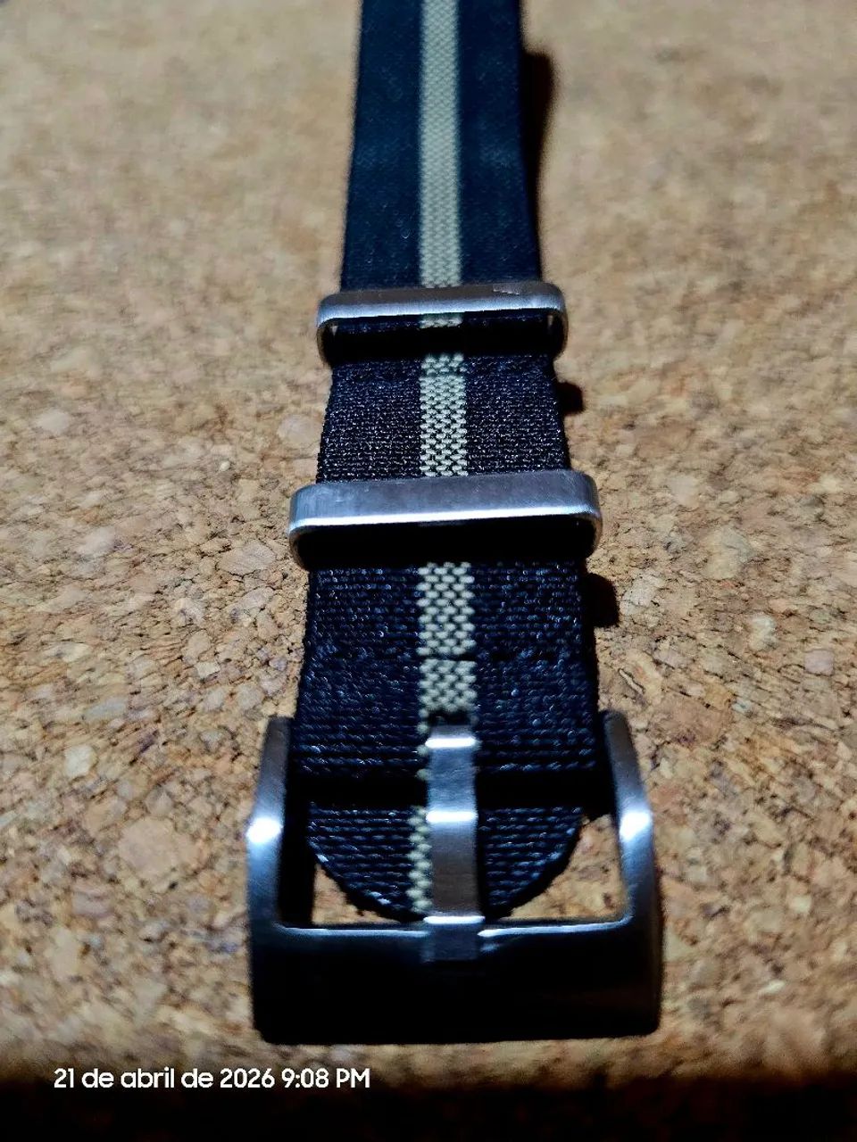 Pulseira Nato elástica  preta com lista areia 20mm