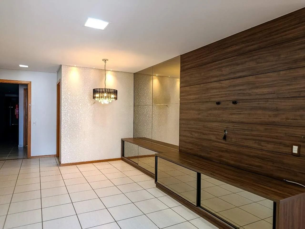 Apartamento de 3 Quartos com Suíte e duas Semi-Suites, Varanda e Vaga de Garagem no Ed. Ad - Foto 3