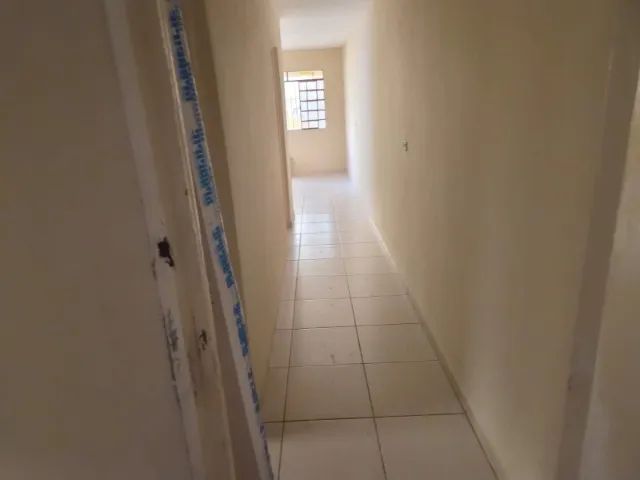 Alugo casa de 3 cômodos, area e banheiro