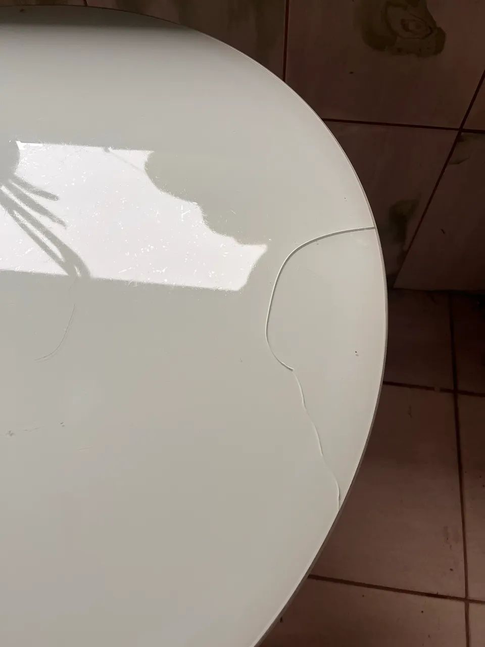 Mesa redonda com mês de madeira