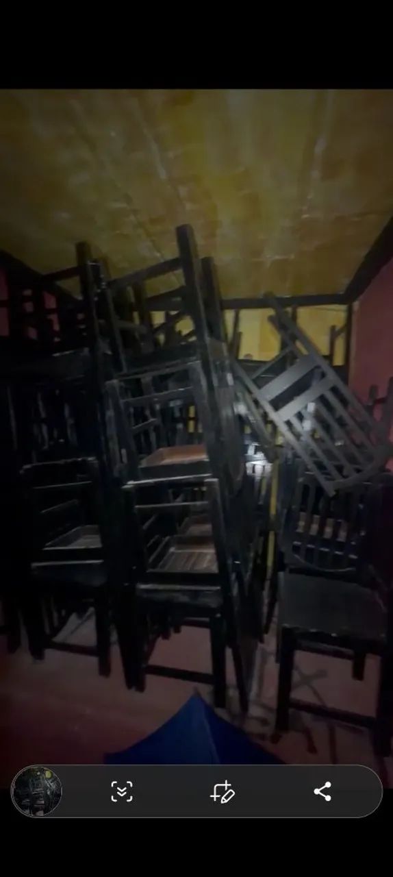 Mesas e várias cadeiras 