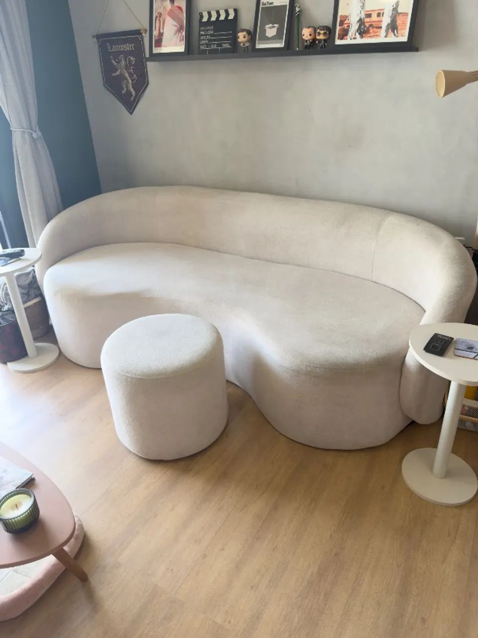 Sofá Orgânico Bouclê Off White com Puff - Foto 2