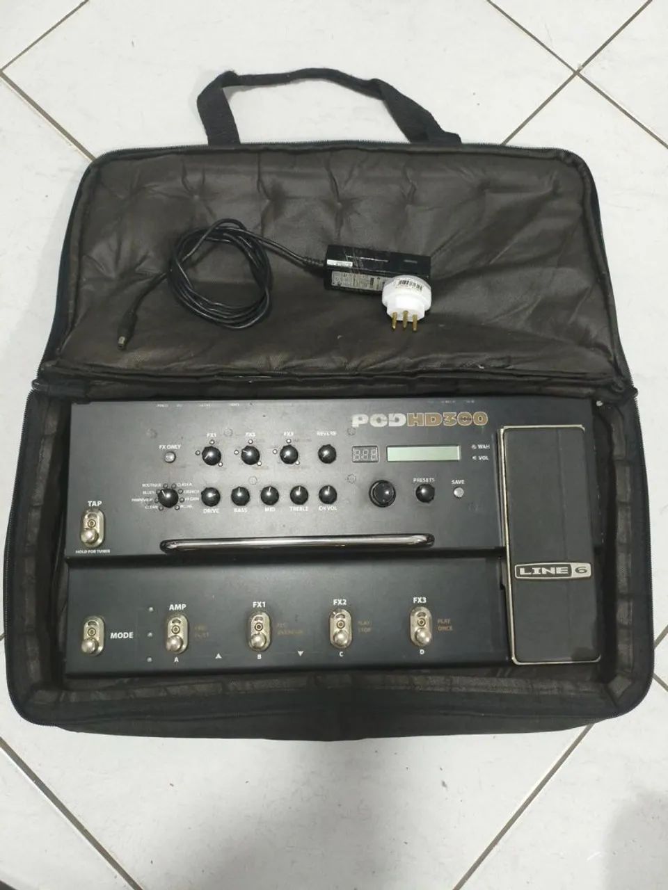 Pedaleira LINE 6 POD HD300 Usada - Foto 2