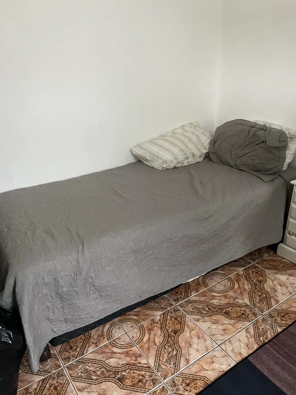 Cama solteiro com bau e colchão em baixo