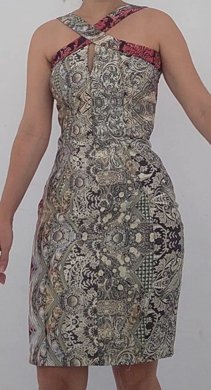 Vestido Lança Perfume Estampado Justo com Decote