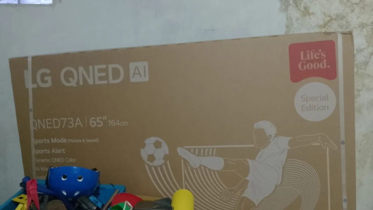 Uma caixa de Tv 65