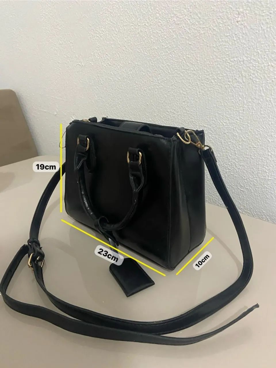 Bolsa Preta com Alça Transversal (23x19x10cm) - Ótimo Estado