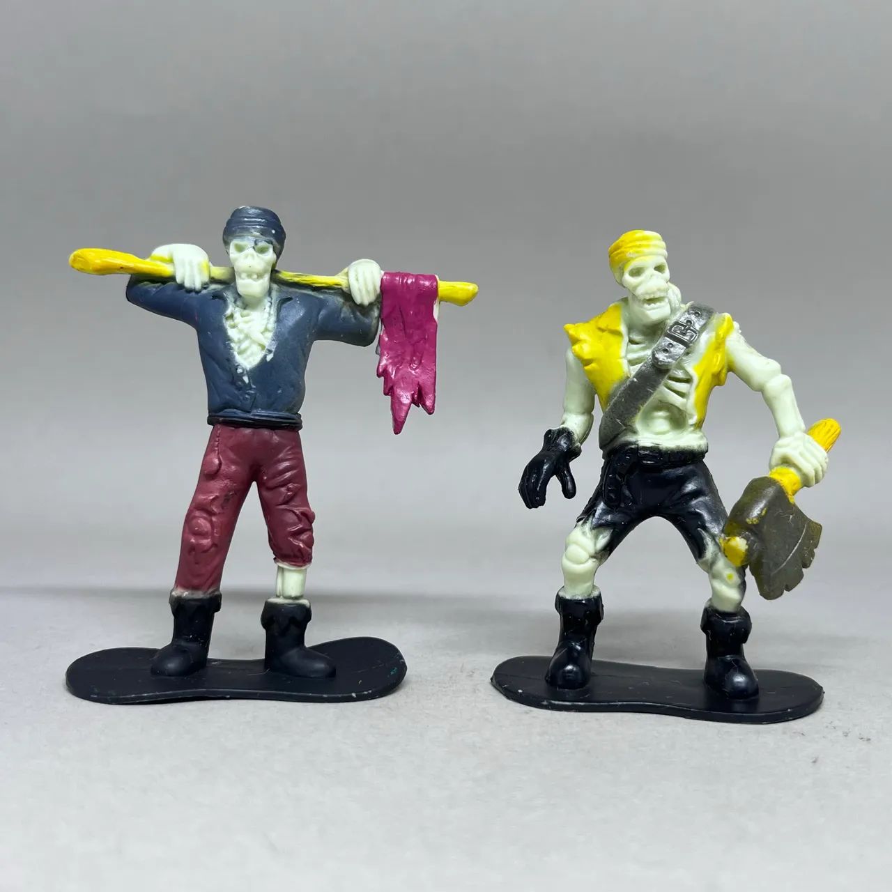 Kit 2 Brinquedos Miniaturas Piratas Esqueletos