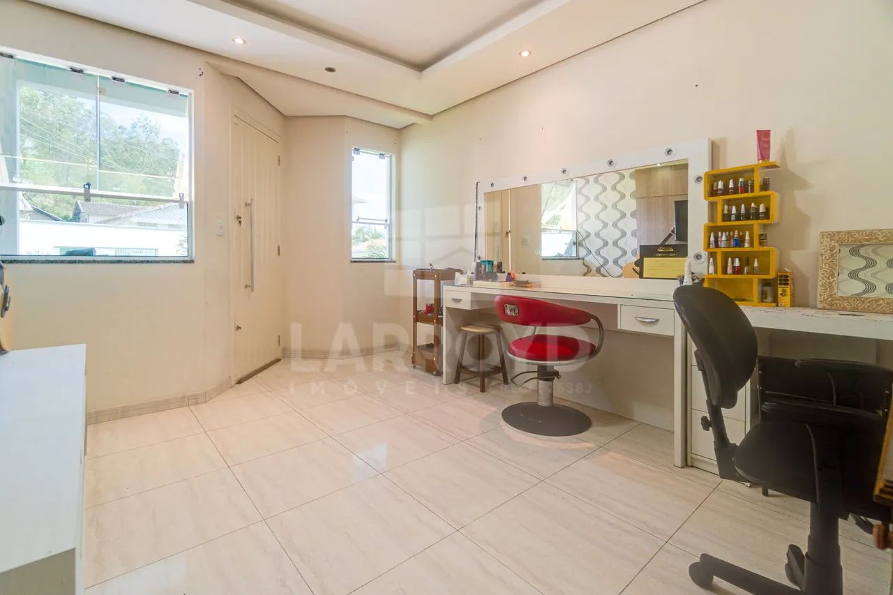 Casa à venda com dois pavimentos, piscina e edícula - Foto 5