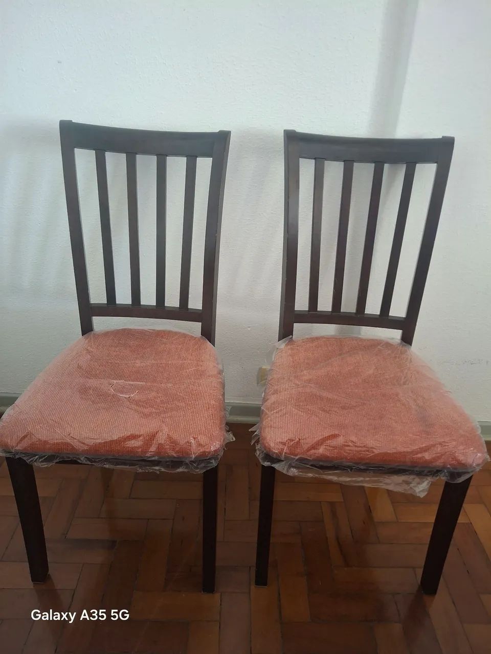 4 Cadeiras em madeira maciça  - Foto 2