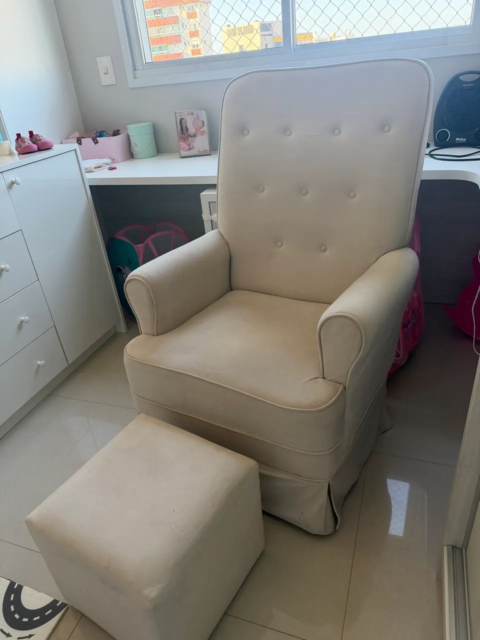 Poltrona de amamentação com balanço e puff