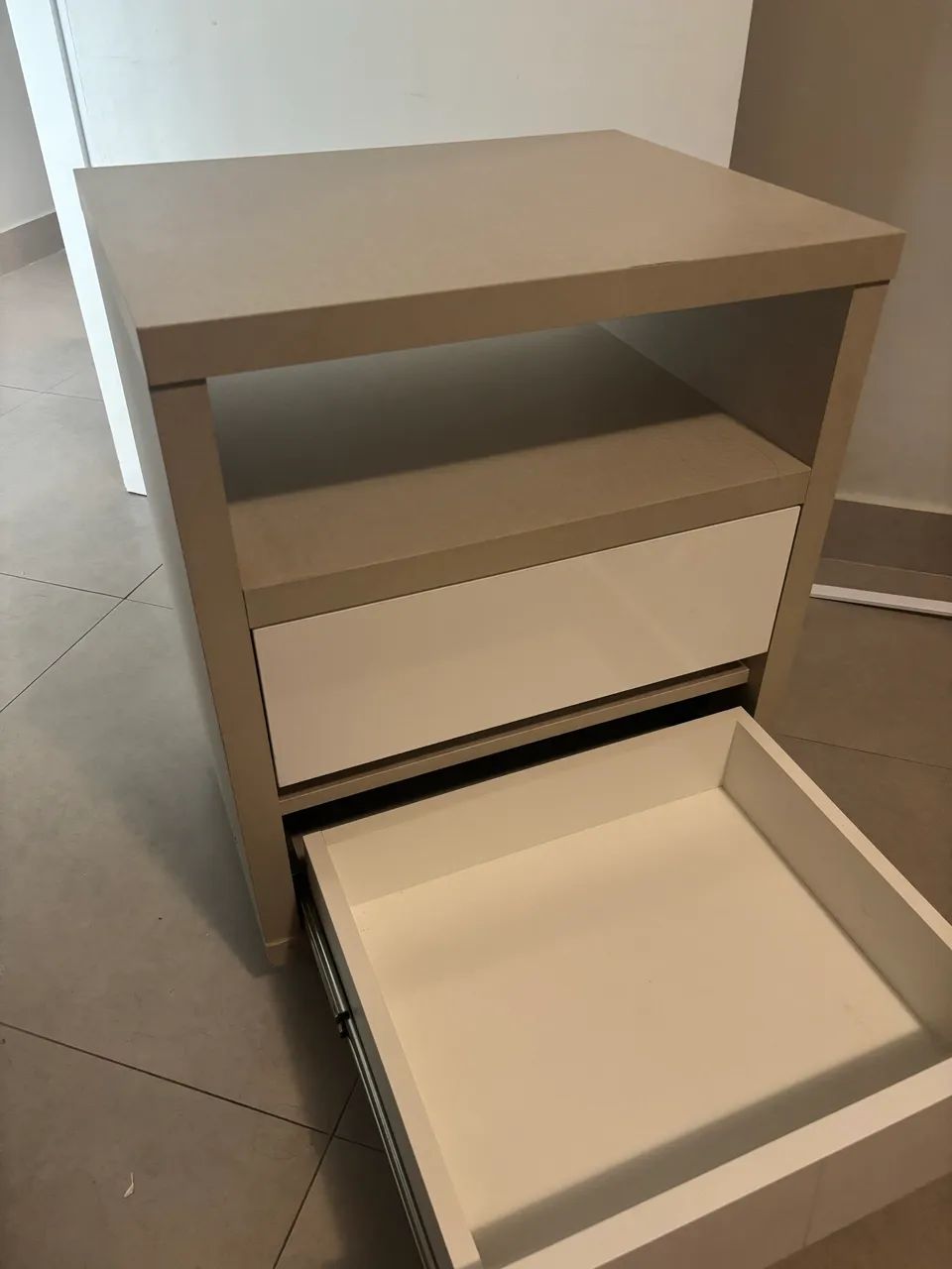 Mesa de Cabeceira com Rodinhas e 2 Gavetas - Foto 3