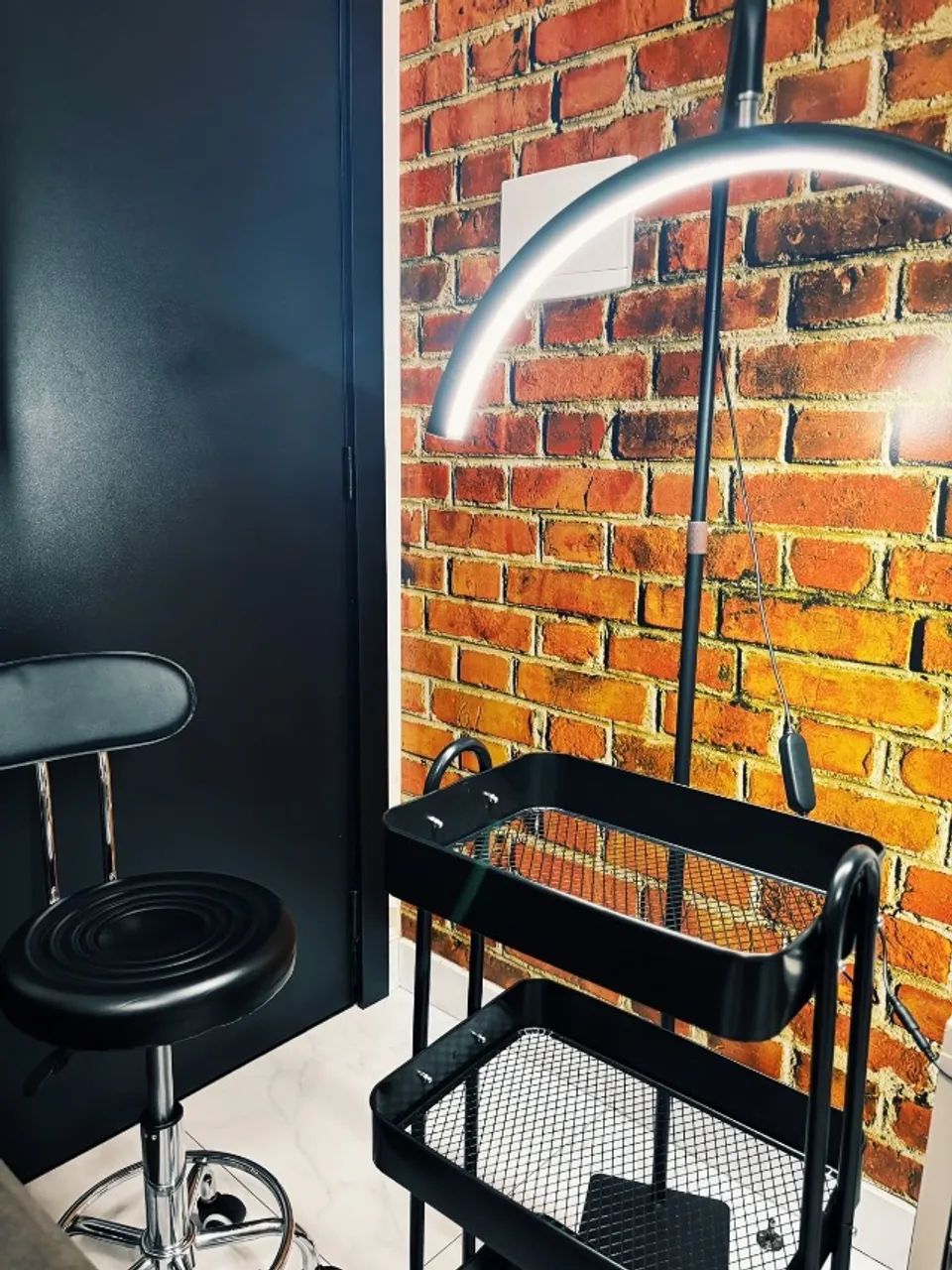carrinho de estética, mocho e luminária meia lua