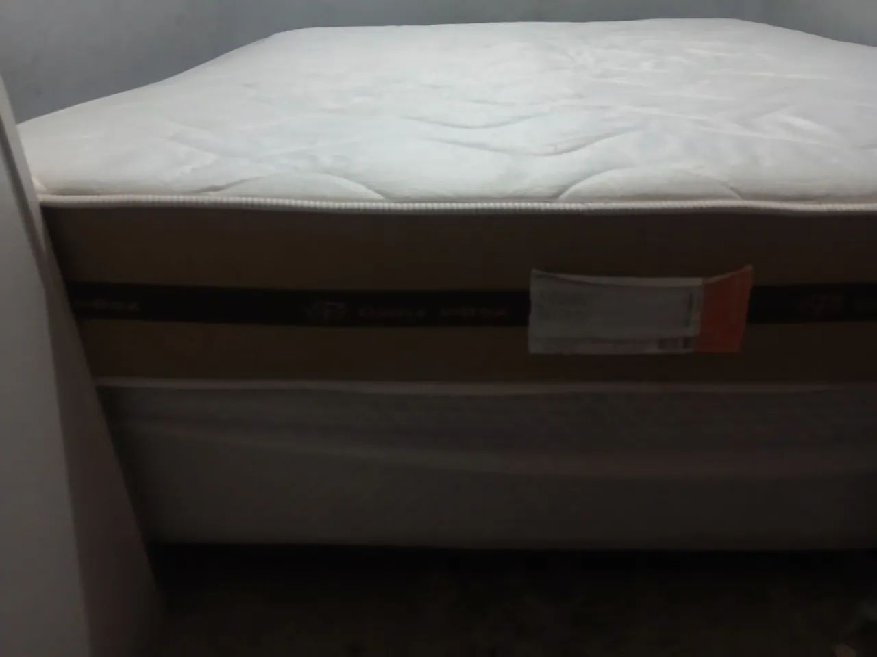 Cama Queen em ótimo estado seminova 