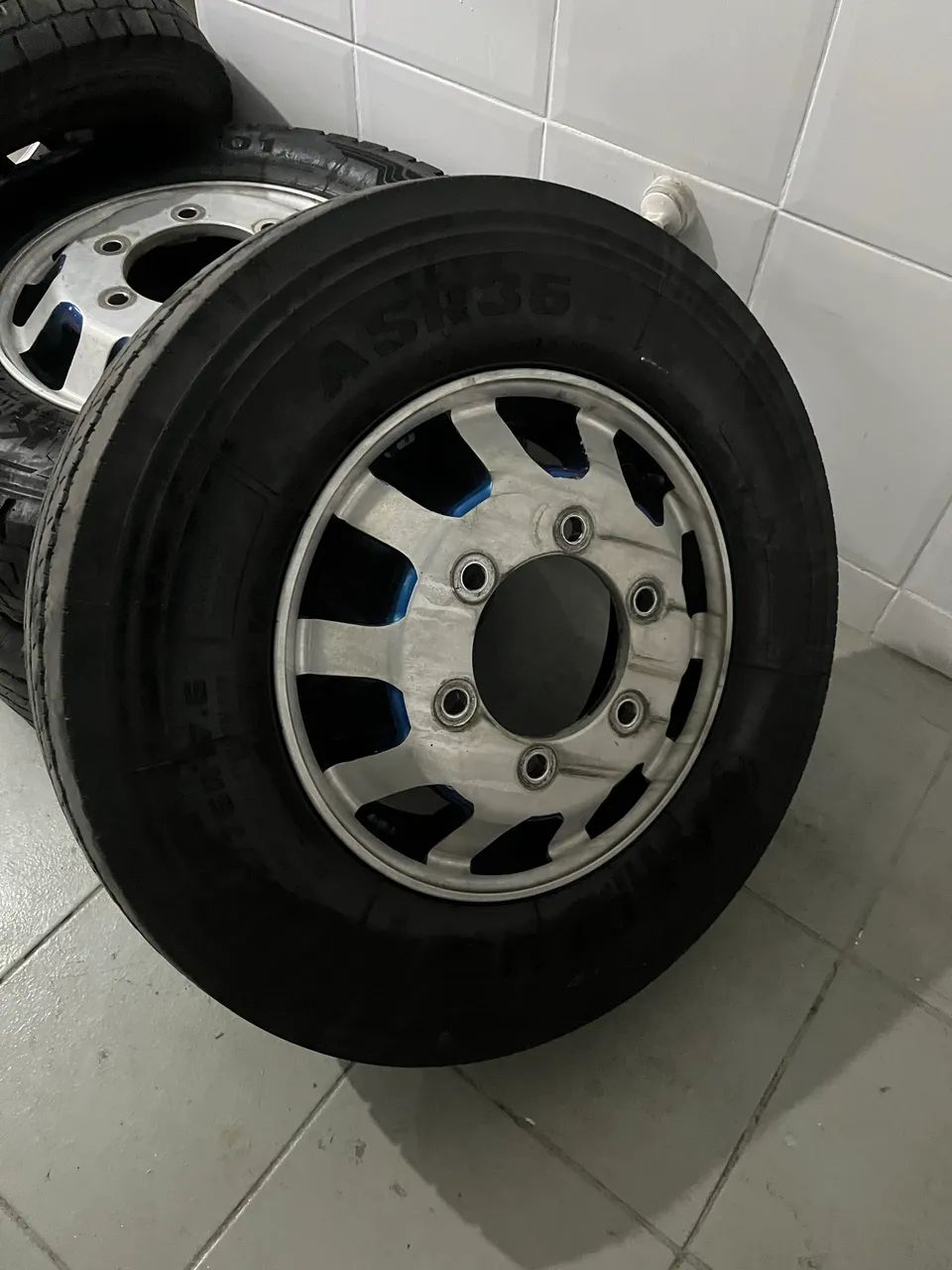 Jogo com 4 Rodas de Alumínio para Caminhão 3/4 + Pneu Kumho 235/75 R17.5 - Foto 4