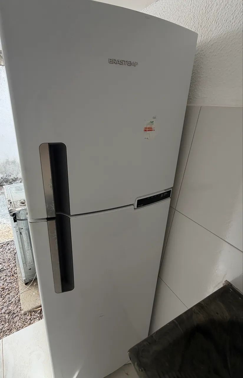 VENDE-SE GELADEIRA SEMI NOVA APENAS ALGUMAS MARCAS DE USO 