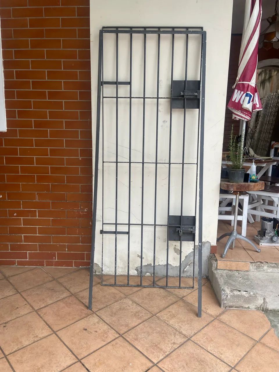Portão de grade de ferro.