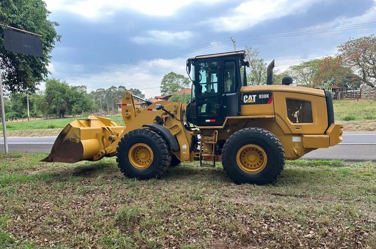 Pá Carregadeira Caterpillar 938K ano 2018 com 13.000 horas, em SP
