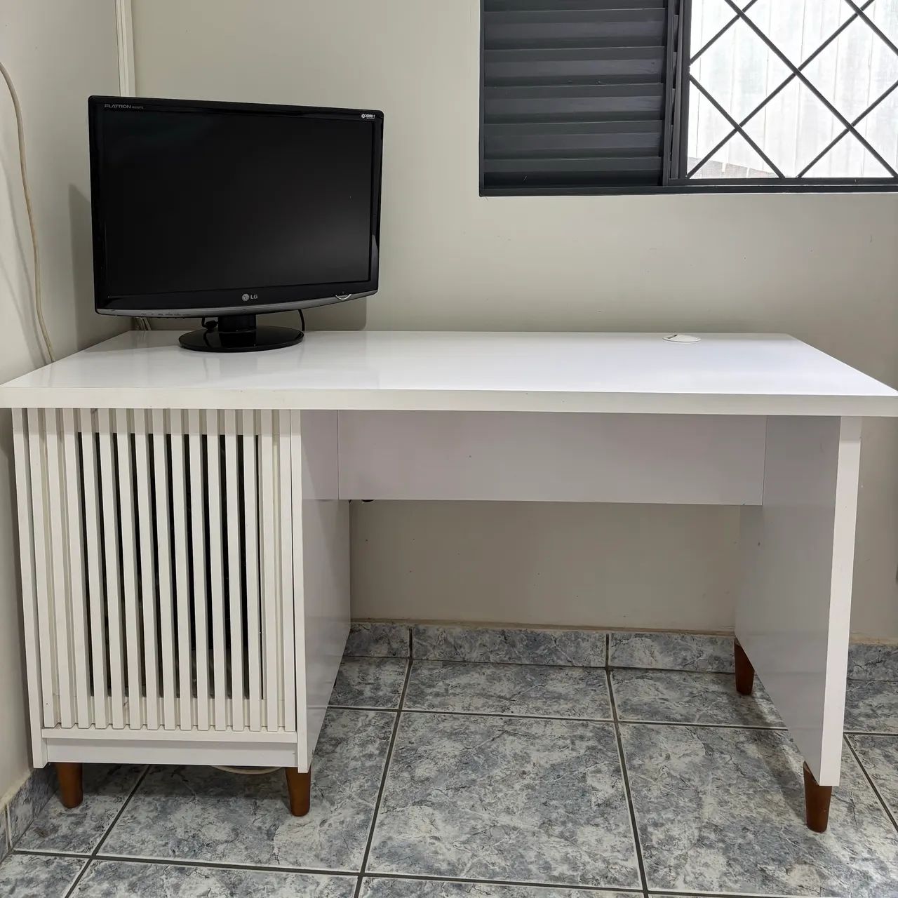 Mesa/escrivaninha em MDF branco laca