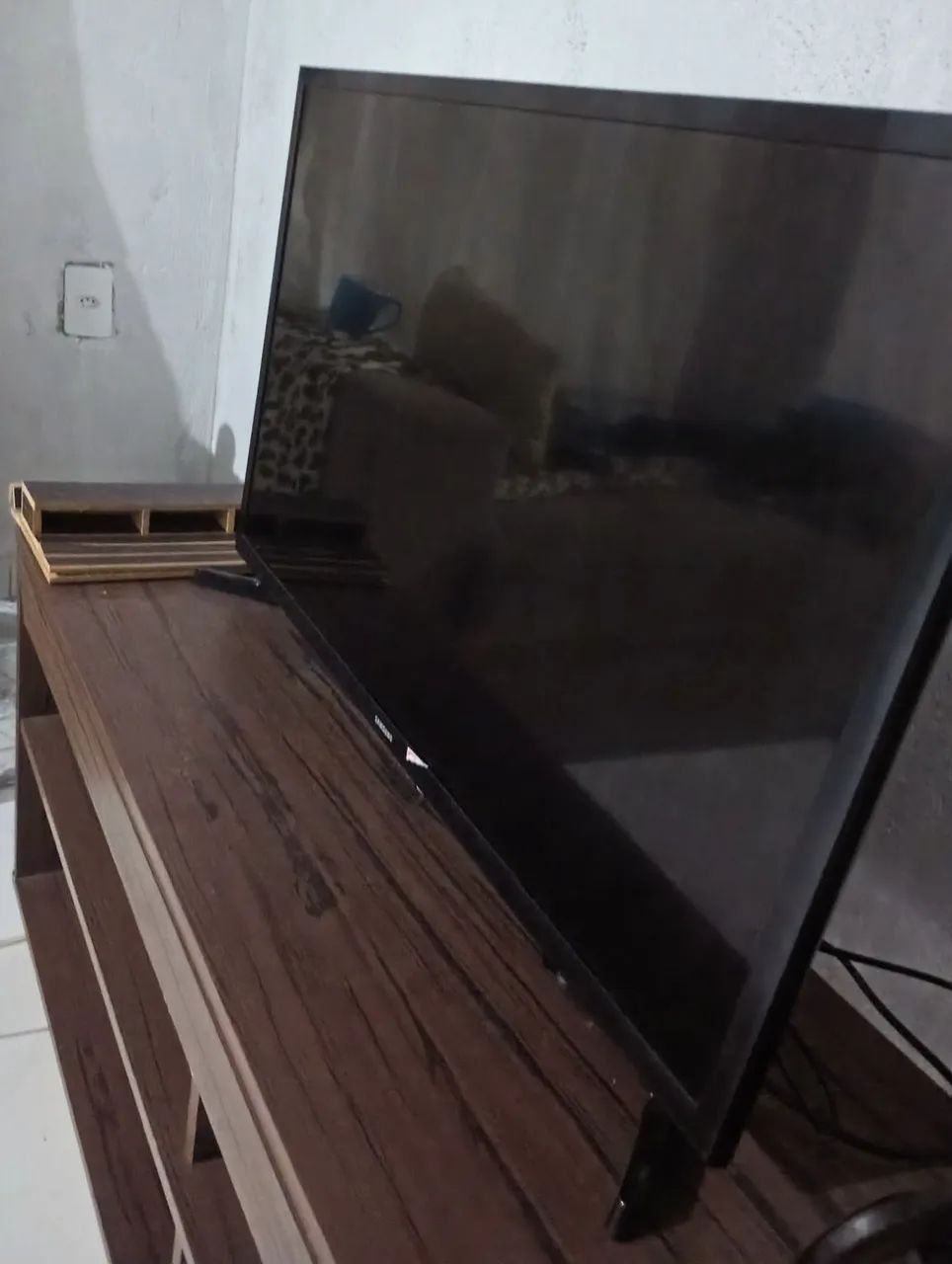 Vendo tv 32 polegadas tela preta com áudio e funções normais s