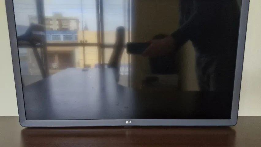 TV LG 32 polegadas HD com suporte de parede articulado