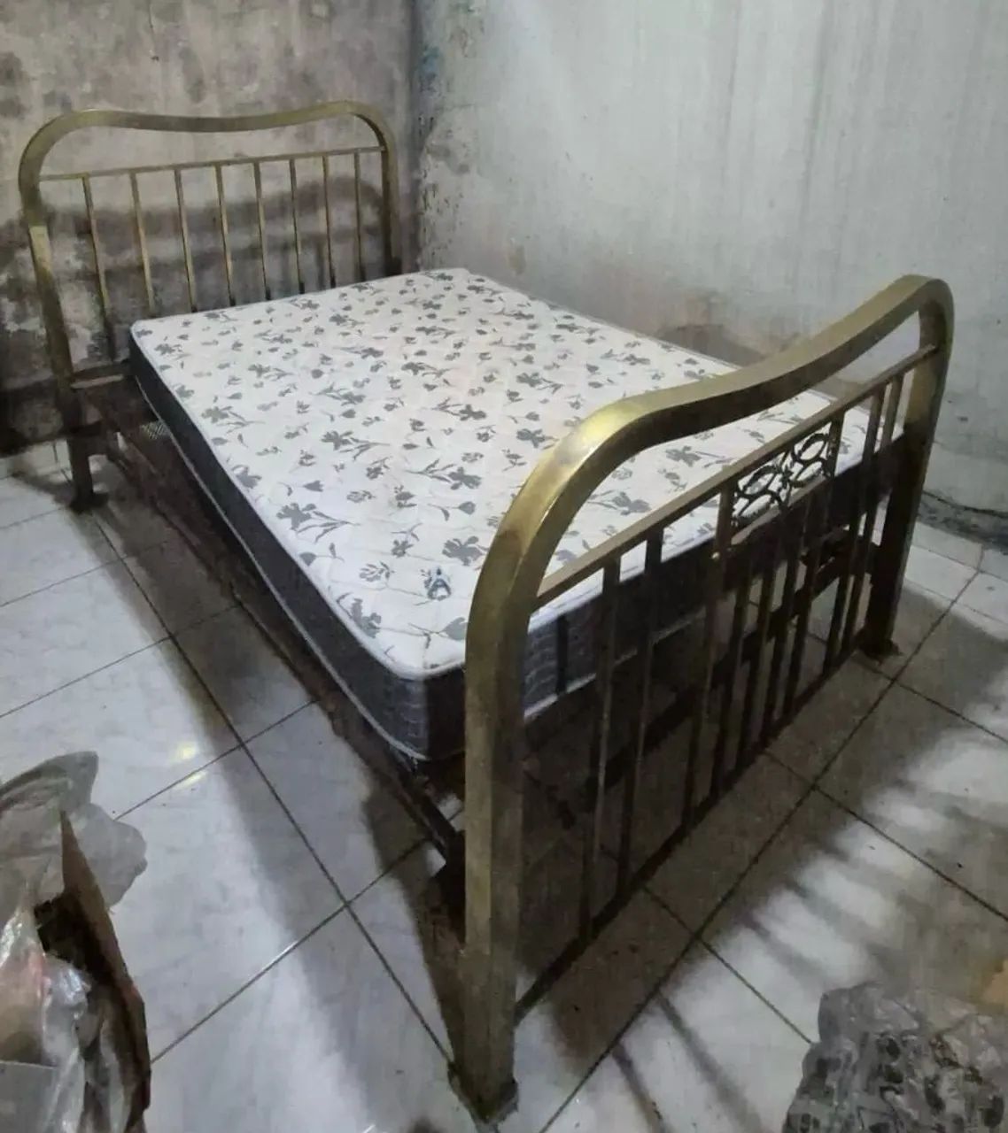 Cama de casal de ferro antiga 