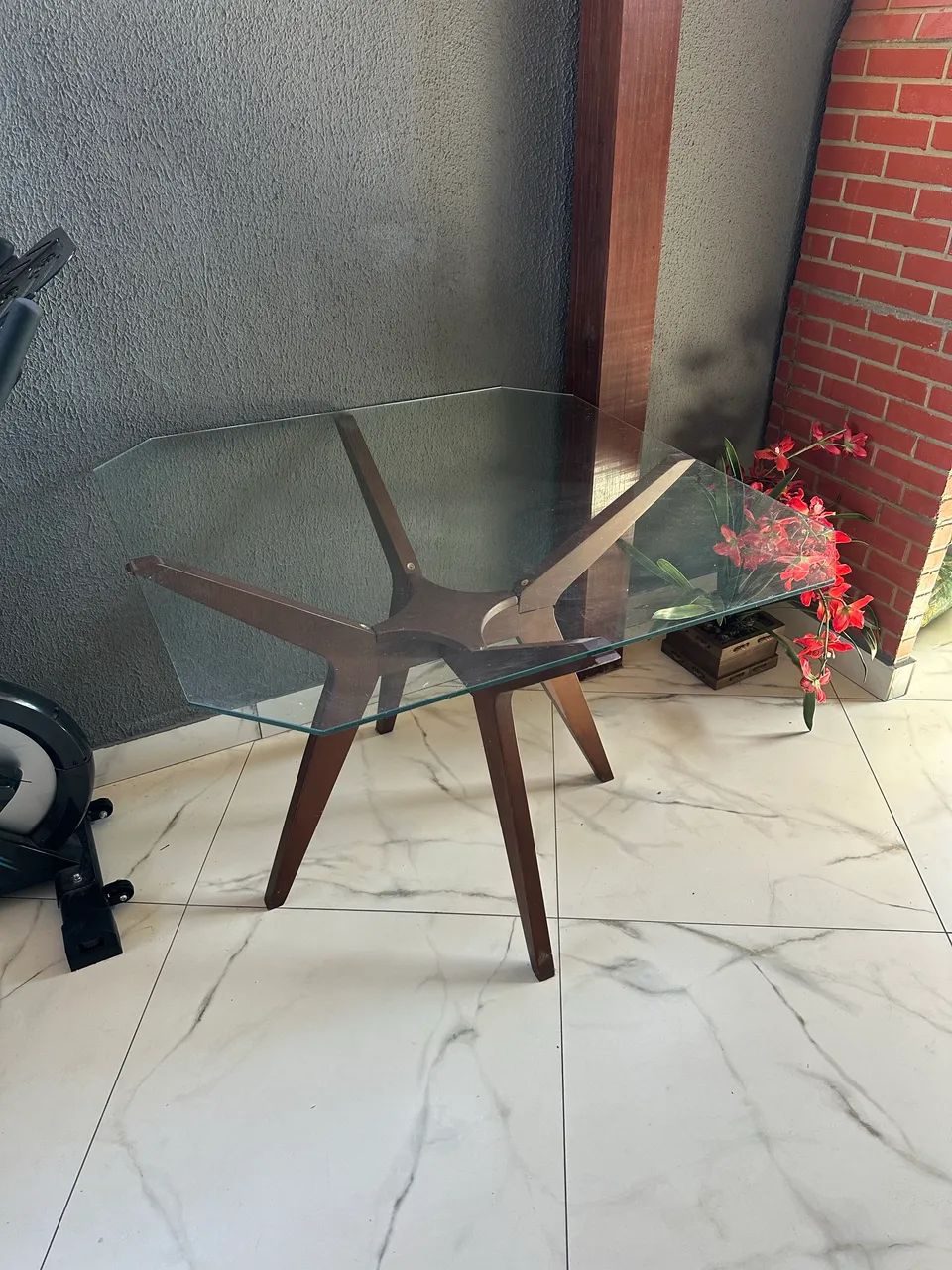 Mesa rústica tampo de vidro com pés de madeira para 4 cadeiras - Foto 2