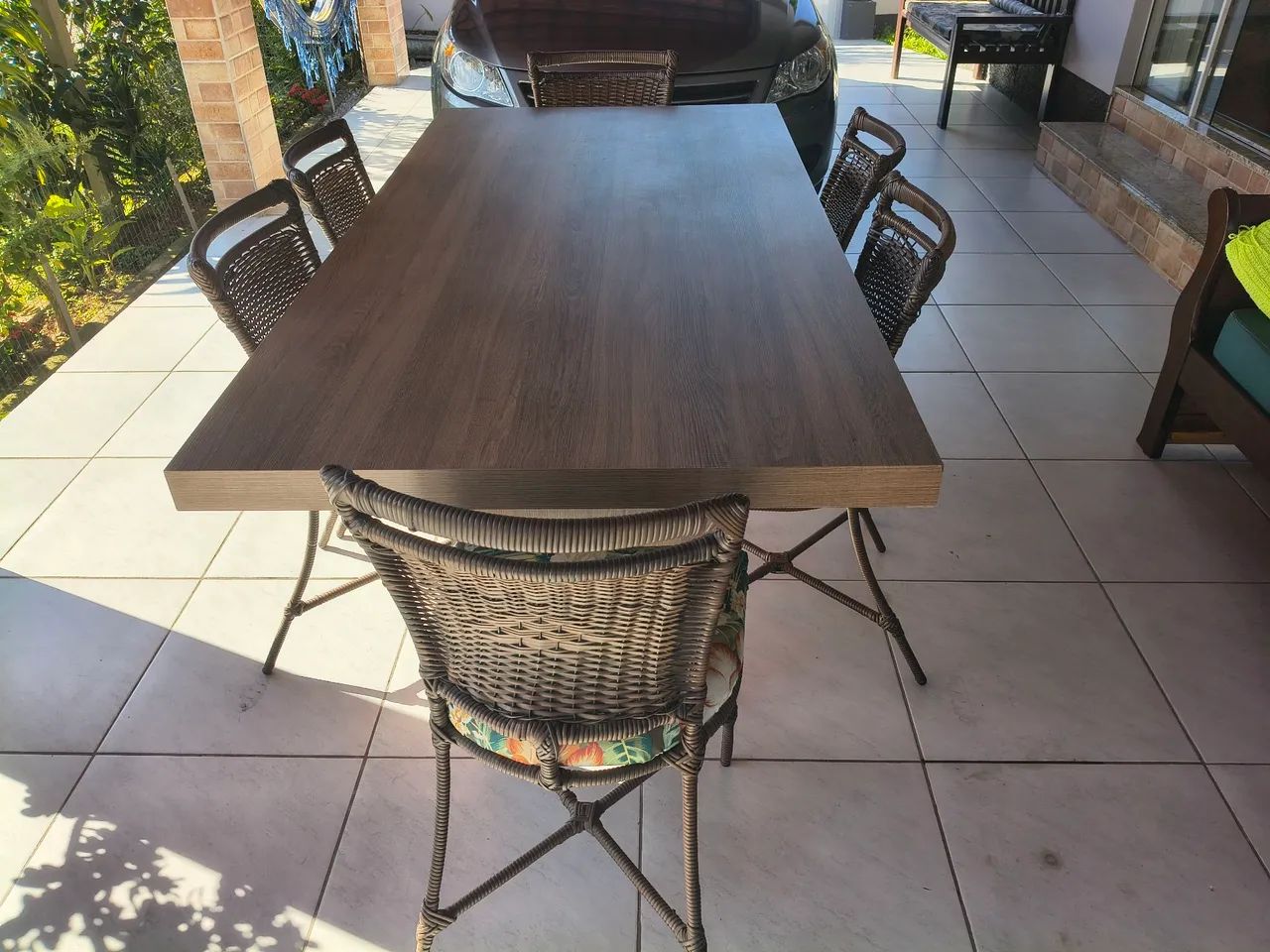 Mesa com jogo de cadeiras e um armário aparador - Foto 4