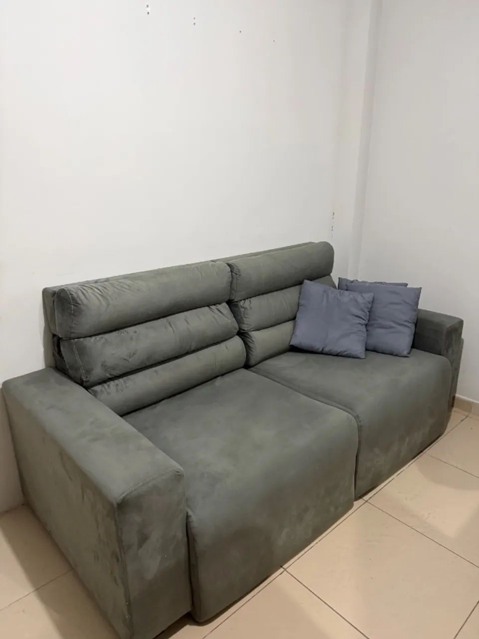 Sofá 4 Lugares Confortável - Ótimo Estado - Pronto para Uso - Foto 4