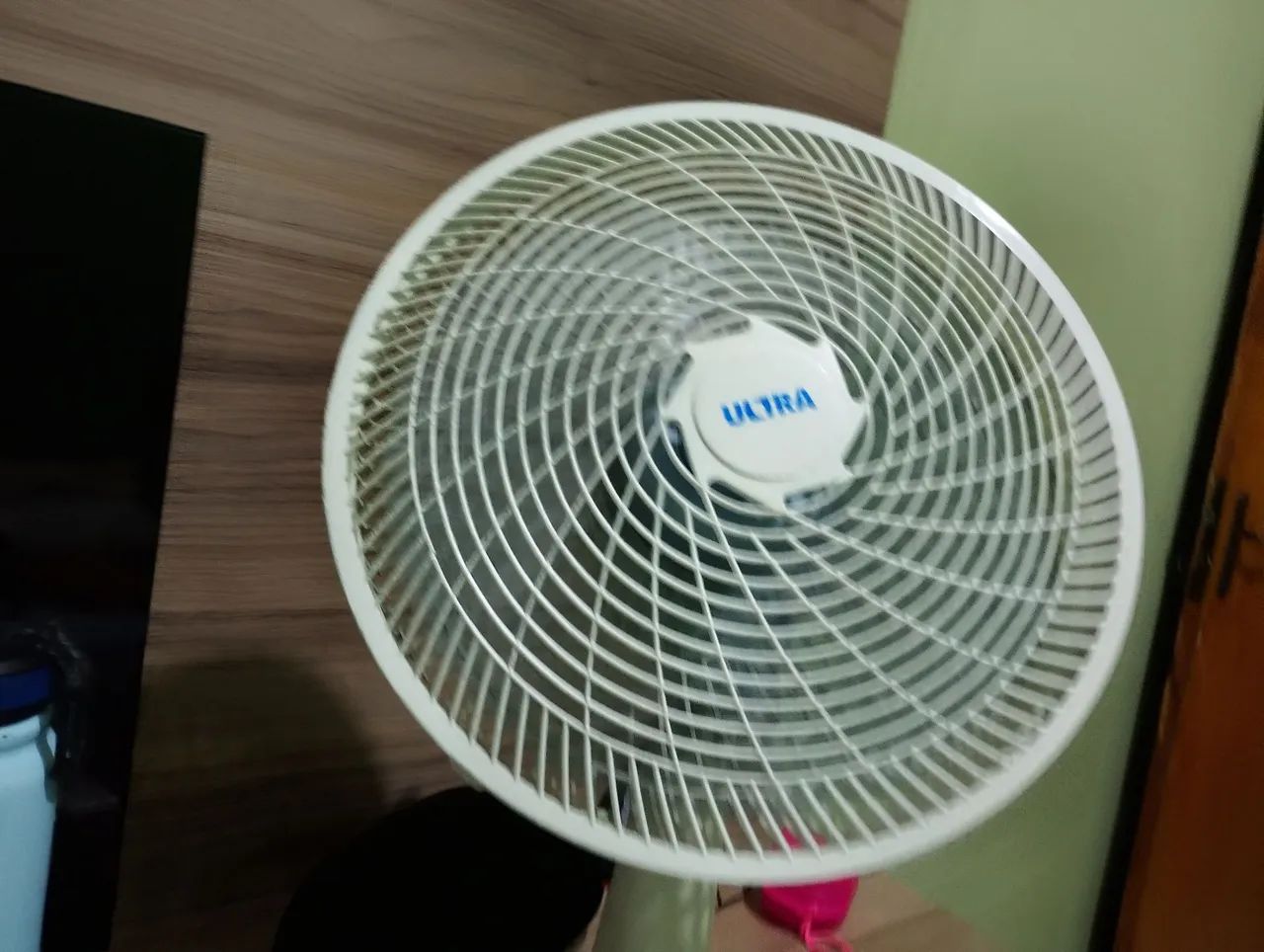 Ventilador branco de mesa