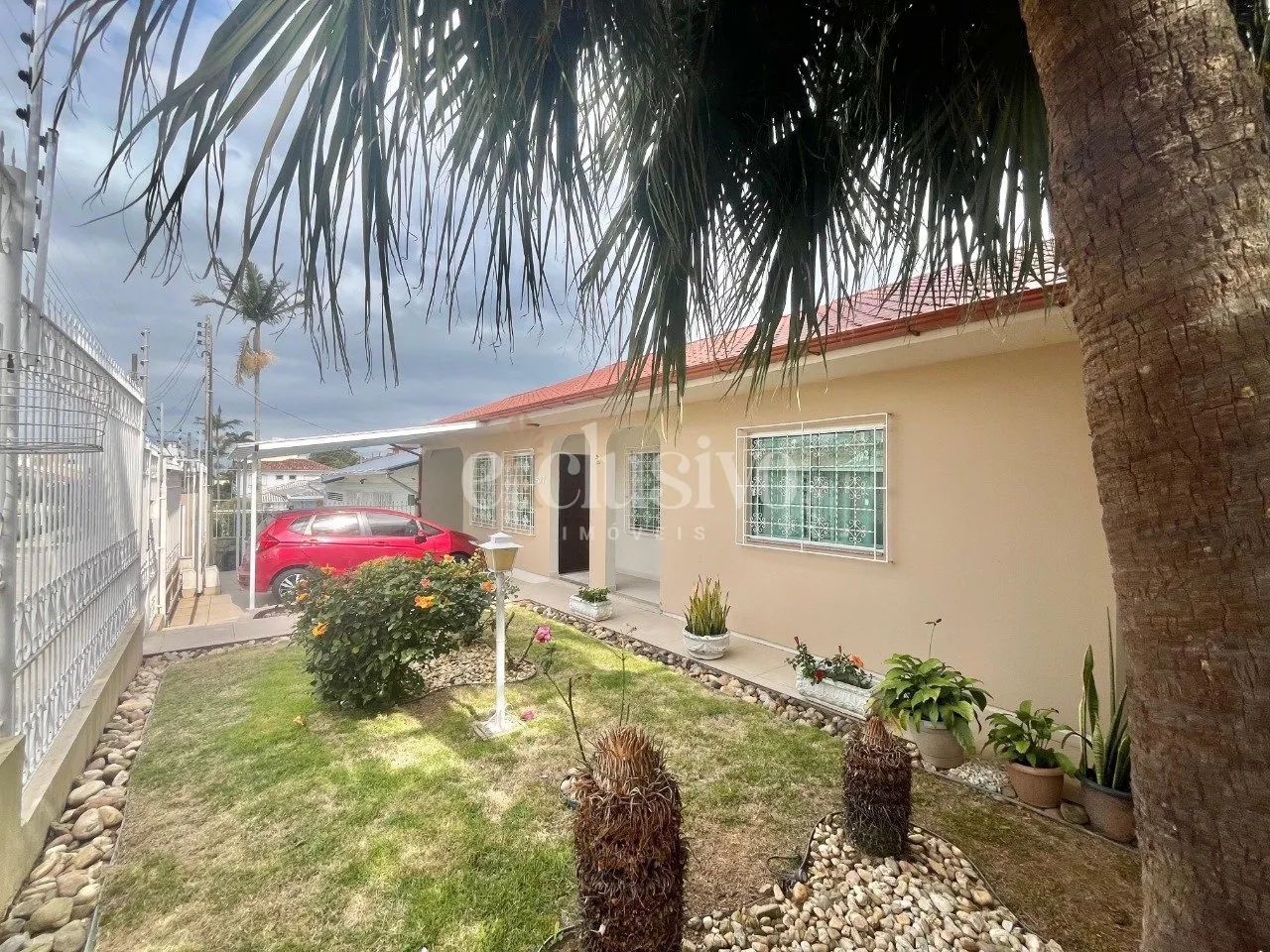 Casa plana com 4 dormitórios em Coqueiros - Foto 2