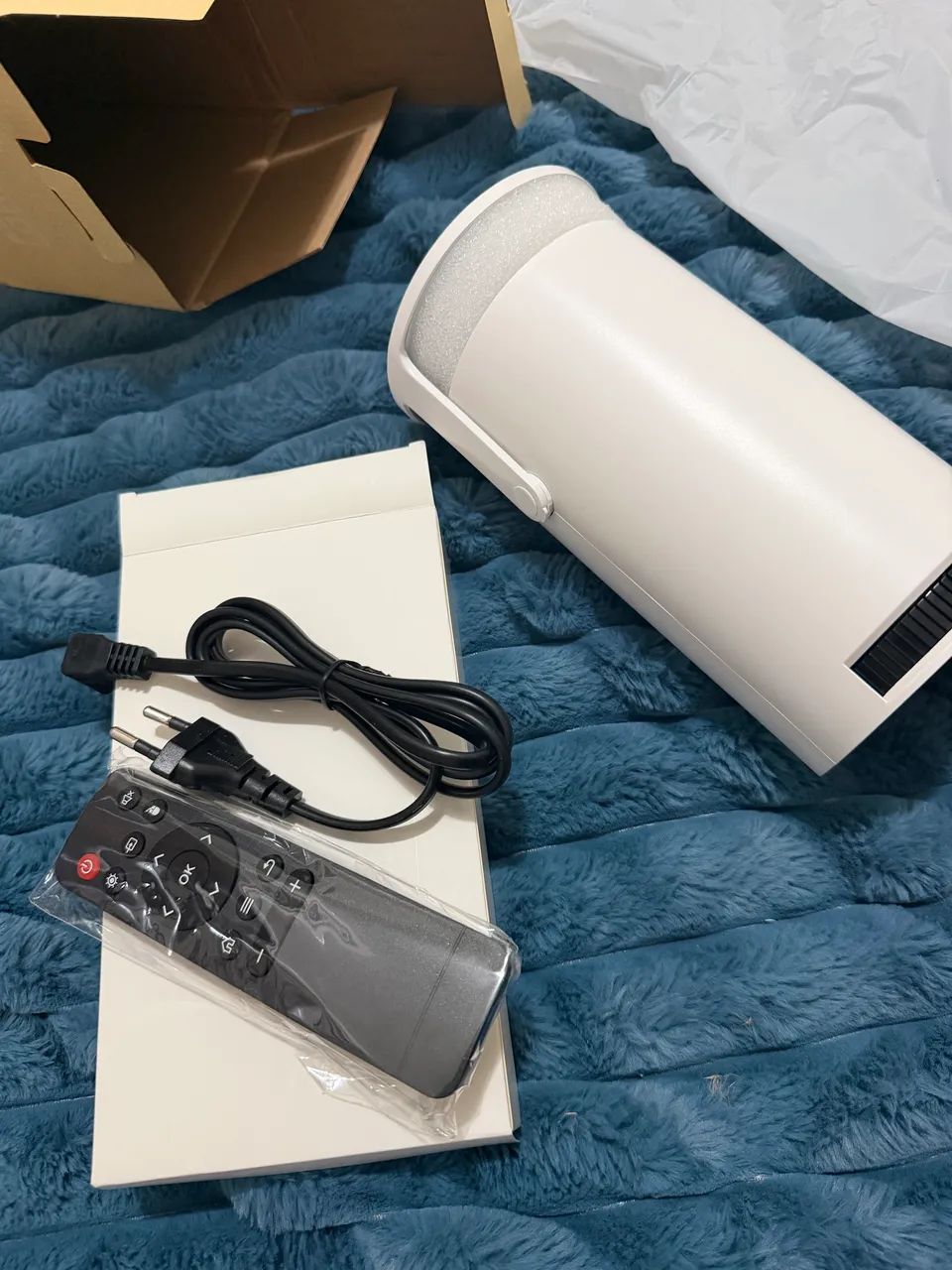 Mini Projetor Davely HY300 4K Android com Wi-Fi e Bluetooth NOVO NA CAIXA - Foto 2