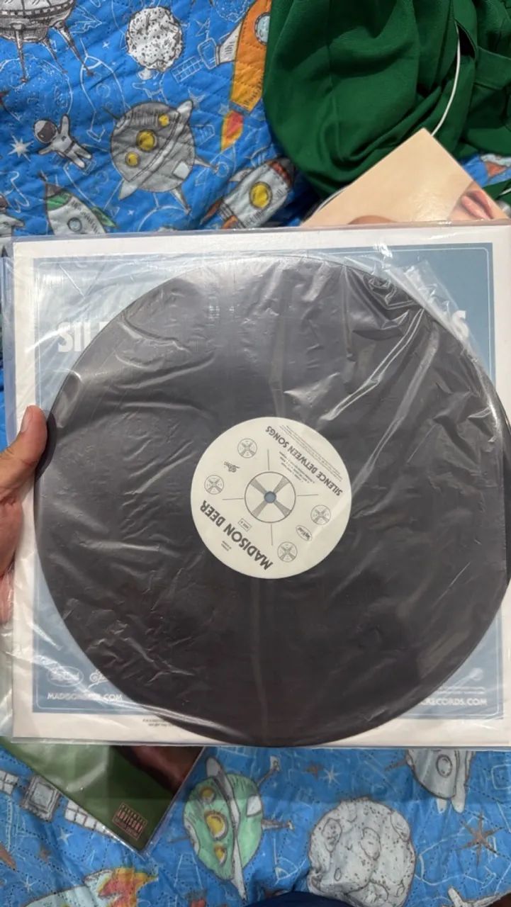 disco de vinil madison beer - silence between songs  - Foto 2