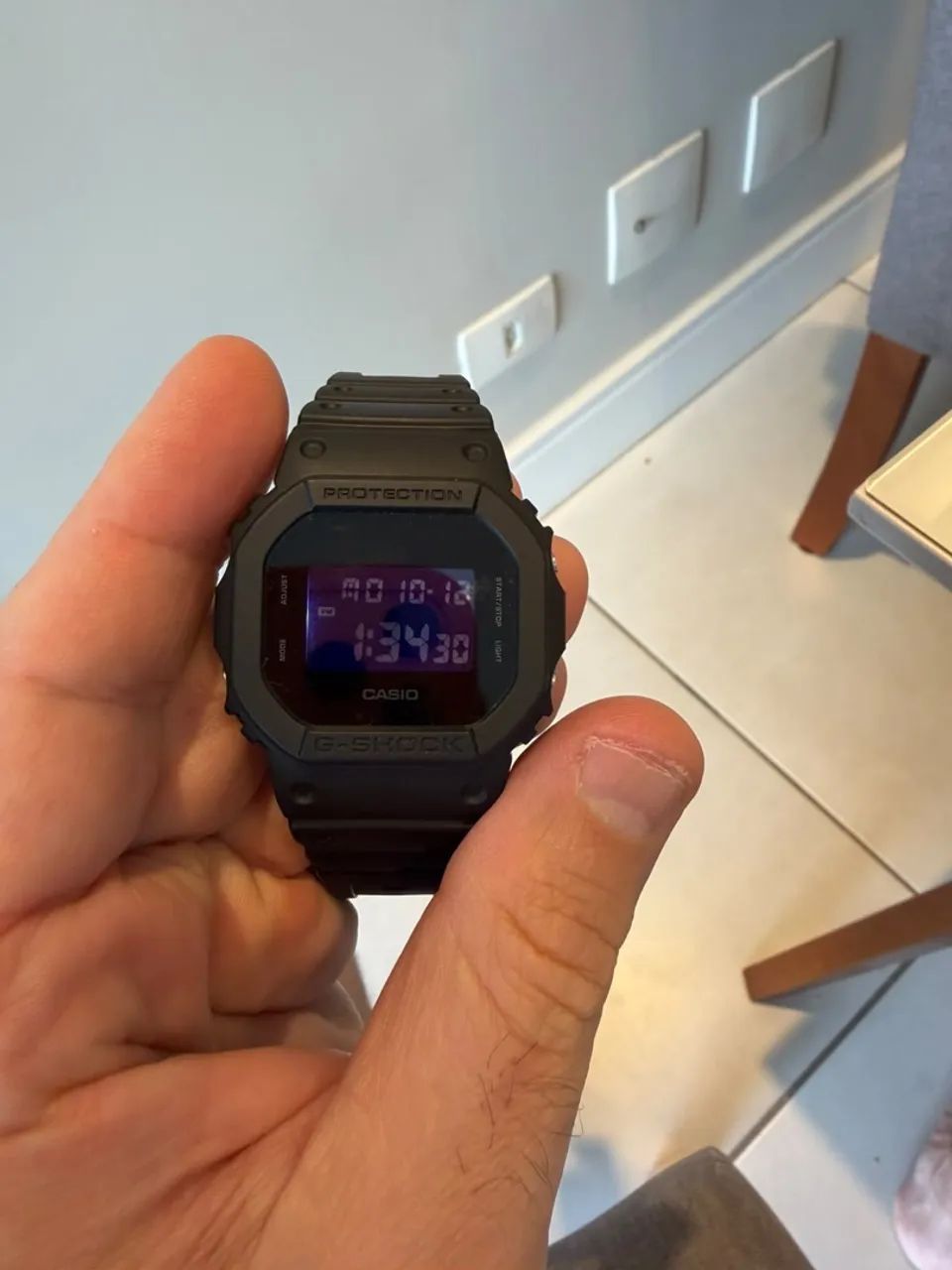 Esse é o *Casio G-Shock DW-5600UBB-1JF - Blackout*.