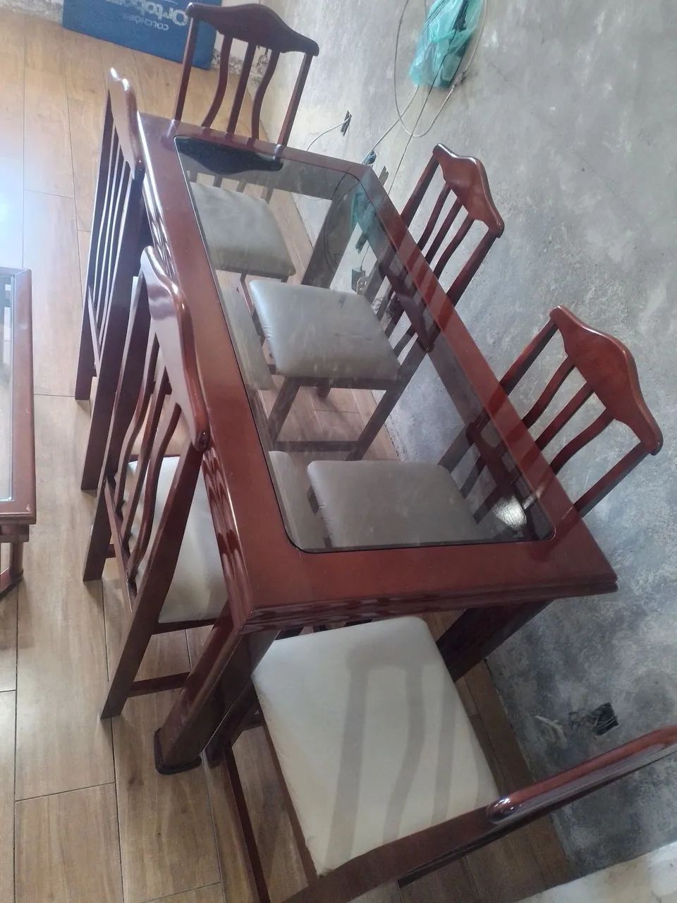 Mesa de Madeira com 6 cadeiras + Mesinha de centro - Foto 2