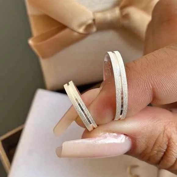  Aqui tem aliança de prata pra todo estilo de casal - Foto 3